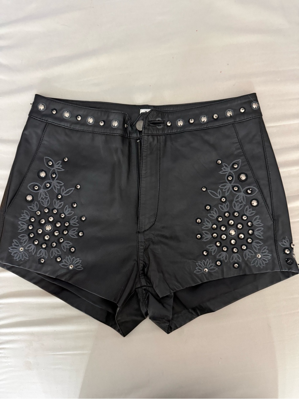 Understated Leather Black Studded Floral Leather Women’s Shorts Size Small